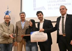 Torres entregó becas a estudiantes destacados: “Es un orgullo acompañar a quienes van a forjar el futuro de Chubut”