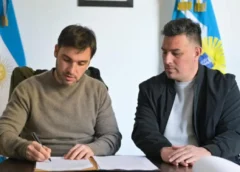 El Gobernador firmó en Sarmiento acuerdos para avanzar con obras estratégicas de agua y energía para la localidad